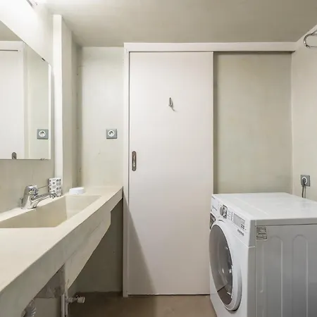 Apartment Stylish 2 Bd Urban Retreat Near Panormou Metro *