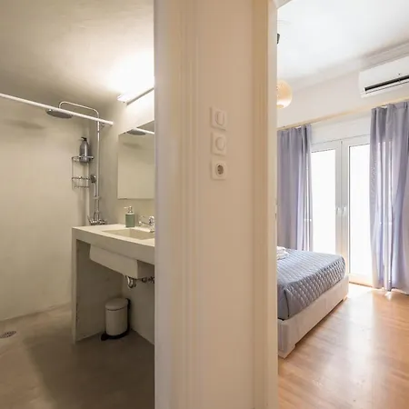 Stylish 2 Bd Urban Retreat Near Panormou Metro Athens