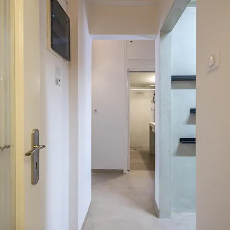 Stylish 2 Bd Urban Retreat Near Panormou Metro Athens