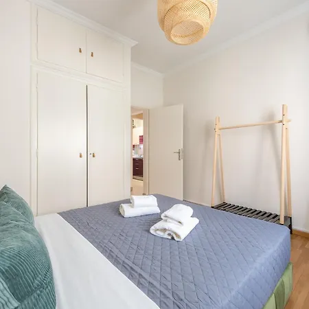 Stylish 2 Bd Urban Retreat Near Panormou Metro Apartment *